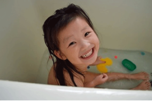 お風呂のプールに大満足の女の子の画像