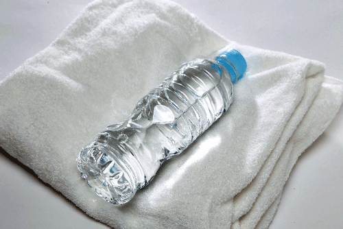 冷たそうなペットボトルの水とタオル