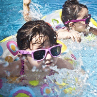 浮き輪でプールを楽しむサングラスの女の子たち