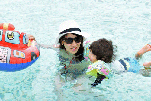 ママとプールで遊ぶ子供の画像