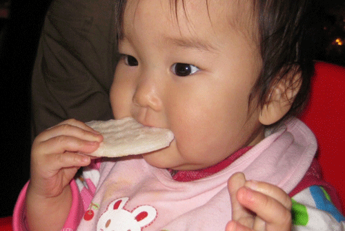 赤ちゃんがおやつを食べる画像